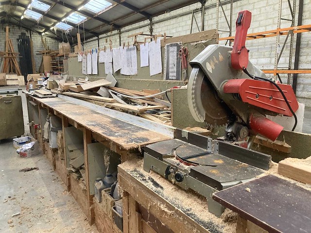 Afkortcirkelzaagmachine met werkbank - afbeelding 1 van  12