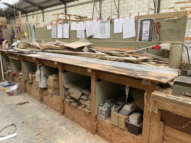 Afkortcirkelzaagmachine met werkbank - afbeelding 10 van  12