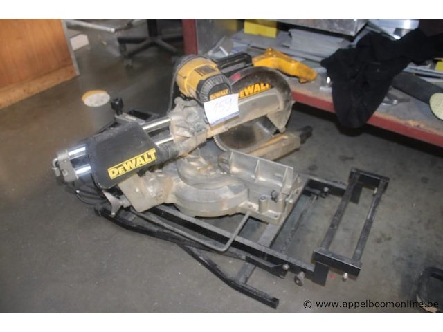 Afkortzaag dewalt dw708-qs, 1,6 kw, 230 v, serienummer 4268, onderstel, werking niet gekend - afbeelding 1 van  2