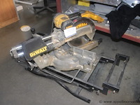 Afkortzaag dewalt dw708-qs, 1,6 kw, 230 v, serienummer 4268, onderstel, werking niet gekend - afbeelding 1 van  2