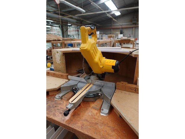Afkortzaag dewalt - afbeelding 3 van  7