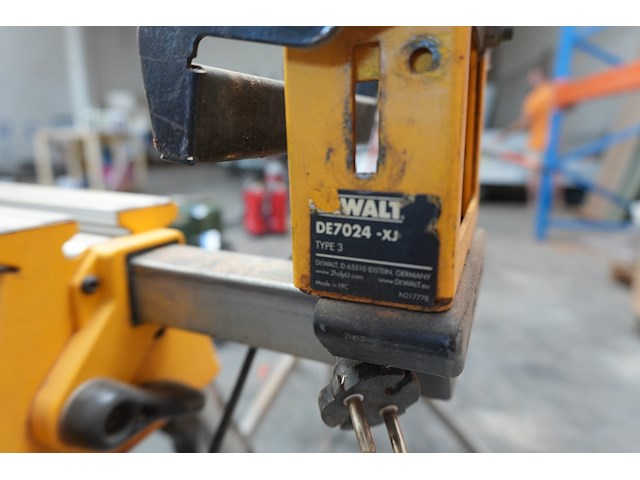 Afkortzaag metabo op steun dewalt - afbeelding 4 van  9