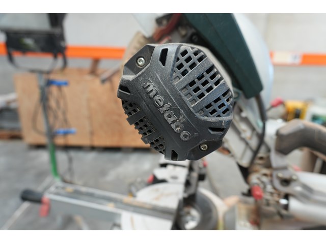 Afkortzaag metabo op steun dewalt - afbeelding 6 van  9
