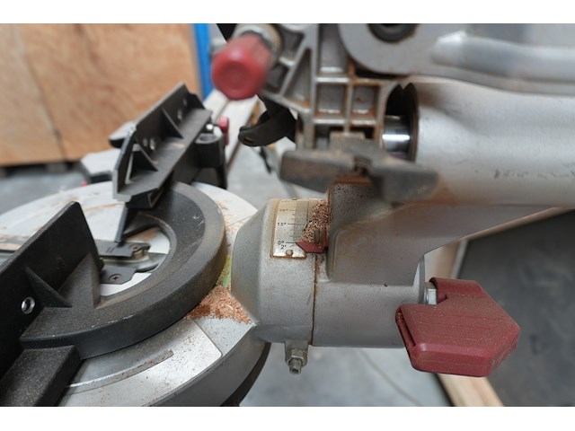 Afkortzaag metabo op steun dewalt - afbeelding 7 van  9