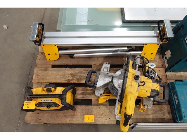 Afkortzaag + radio dewalt - afbeelding 1 van  10