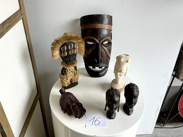 Afrikaanse maskers en sculpturen - afbeelding 1 van  1