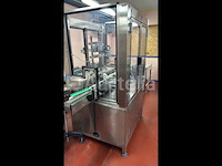 Afsluitmachine gekoppeld aan de telm 4-nozzle vulmachine