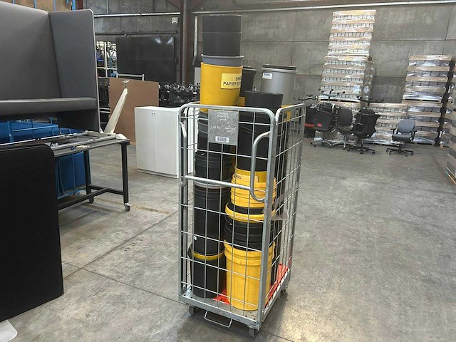 Afvalcontainer - afbeelding 15 van  17