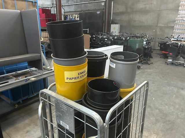 Afvalcontainer - afbeelding 16 van  17