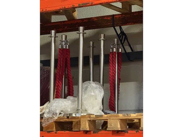 Afzetpaaltjes met linten (rood en wit) - afbeelding 1 van  2