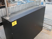 Afzetwand met vitrine