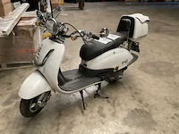 Agm - retro - scooter - afbeelding 1 van  4