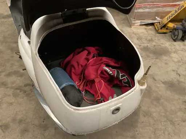 Agm - retro - scooter - afbeelding 4 van  4
