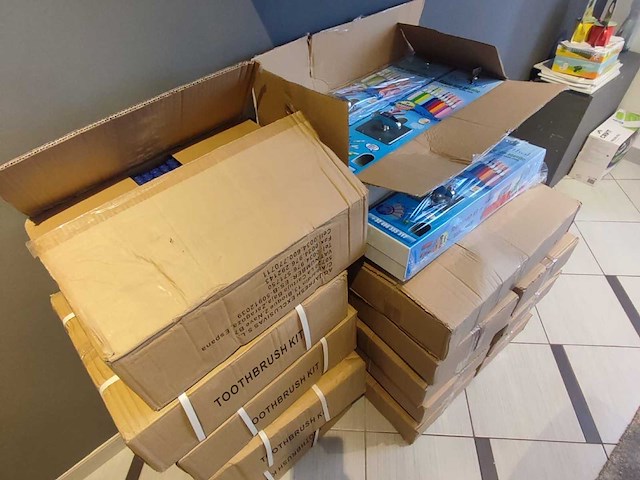 Aguafresh automatische tandenborstel + tandpastakit dispensers (25x) - afbeelding 2 van  5