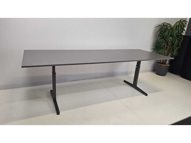 Ahrend - conference table - afbeelding 1 van  10