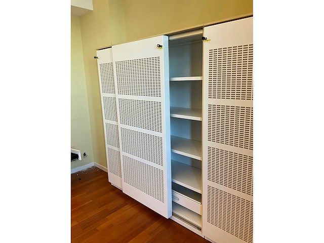 Akoestische schuifdeurkast (3x) + bureautafel - afbeelding 13 van  17