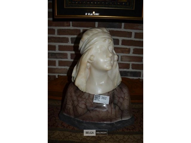 Albast buste van jonge vrouw - afbeelding 1 van  3