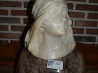 Albast buste van jonge vrouw - afbeelding 1 van  3