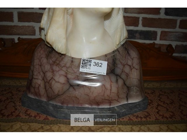 Albast buste van jonge vrouw - afbeelding 3 van  3