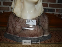 Albast buste van jonge vrouw - afbeelding 3 van  3