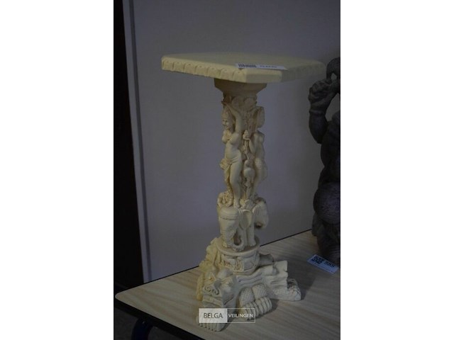 Albasten bijzettafel met gesneden aziatische motieven h=±47 cm - afbeelding 1 van  3