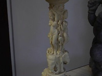 Albasten bijzettafel met gesneden aziatische motieven h=±47 cm