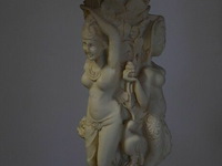 Albasten bijzettafel met gesneden aziatische motieven h=±47 cm - afbeelding 2 van  3