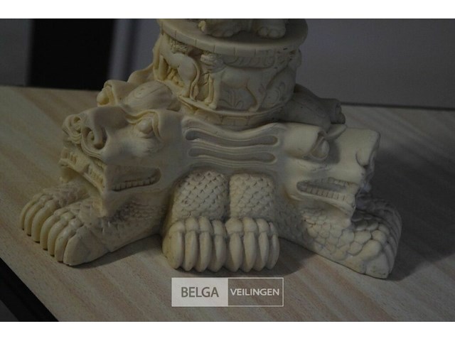 Albasten bijzettafel met gesneden aziatische motieven h=±47 cm - afbeelding 3 van  3