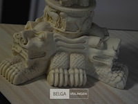 Albasten bijzettafel met gesneden aziatische motieven h=±47 cm - afbeelding 3 van  3