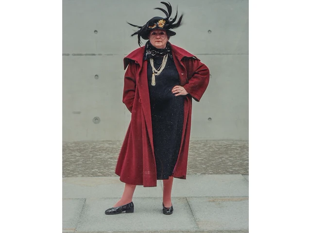 Albrecht tübke (1971), 'citizens, tb 05', 2002, c-print, n° 3/6 47 x 38 cm. (18 1/2 x 14.96 in.), frame: 68 x 58 cm. (26.76 x 22.82 in.) - afbeelding 1 van  3