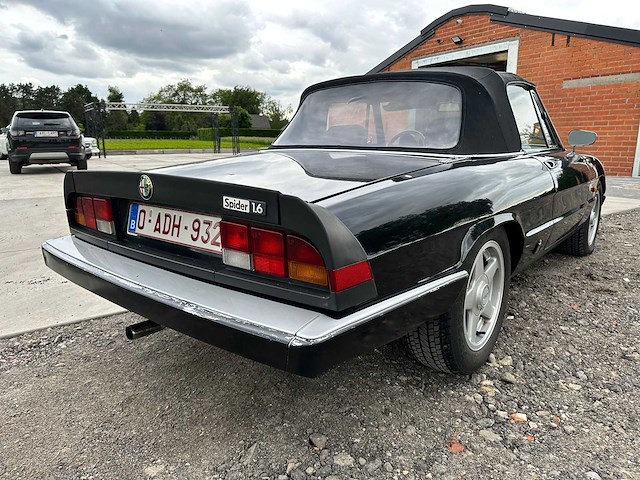 Alfa romeo - spider 1600 - oldtimer - afbeelding 14 van  34