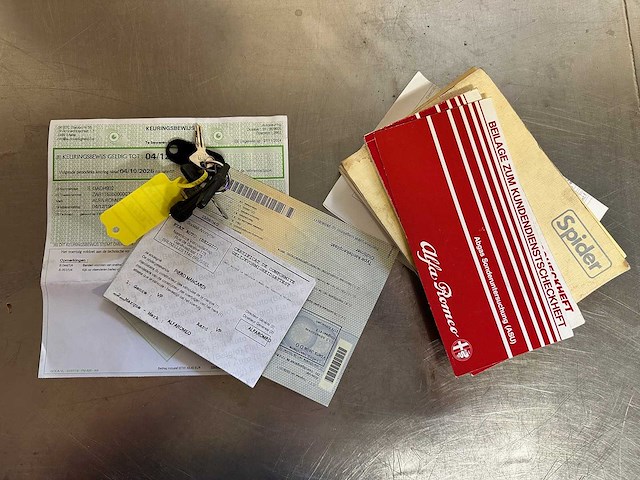 Alfa romeo - spider 1600 - oldtimer - afbeelding 28 van  34