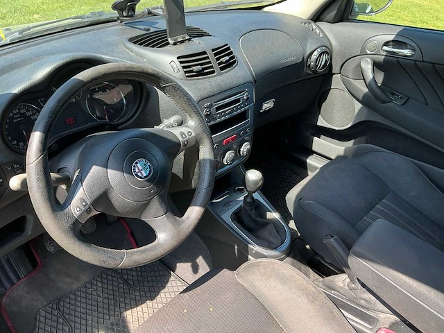 Alfa romeo 147 personenauto - afbeelding 2 van  12