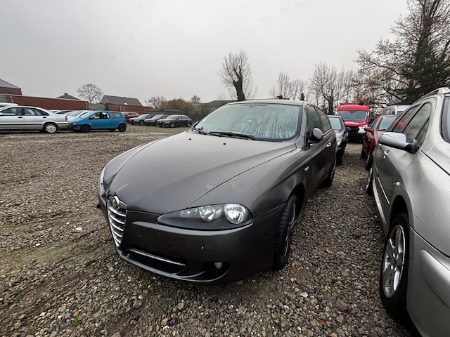 Alfa romeo - afbeelding 1 van  12