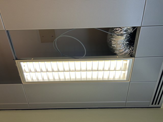 Alle plafondpanelen inlcusief verlichting - r2 (220m²) - afbeelding 6 van  7