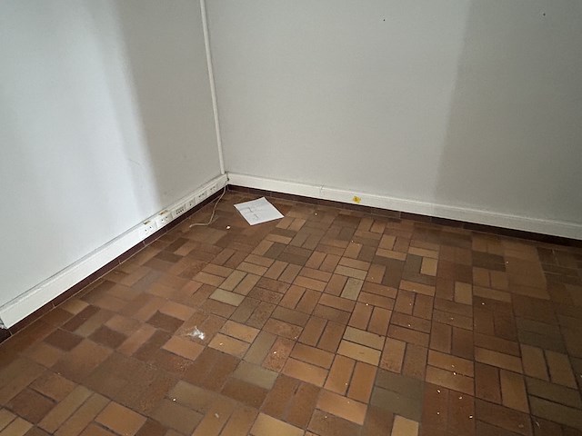 Alle pvc kabelgoten over de ganse ruimte - afbeelding 2 van  8