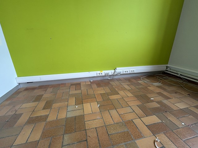 Alle pvc kabelgoten over de ganse ruimte - afbeelding 5 van  8