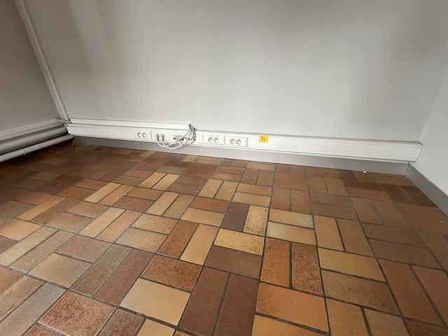 Alle pvc kabelgoten over de ganse ruimte - afbeelding 7 van  8
