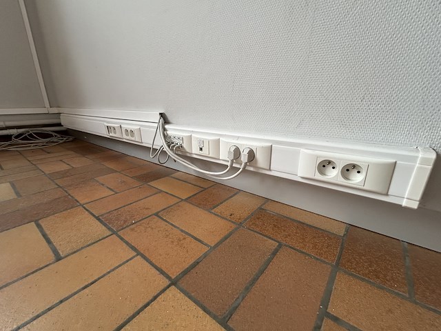 Alle pvc kabelgoten over de ganse ruimte - afbeelding 8 van  8