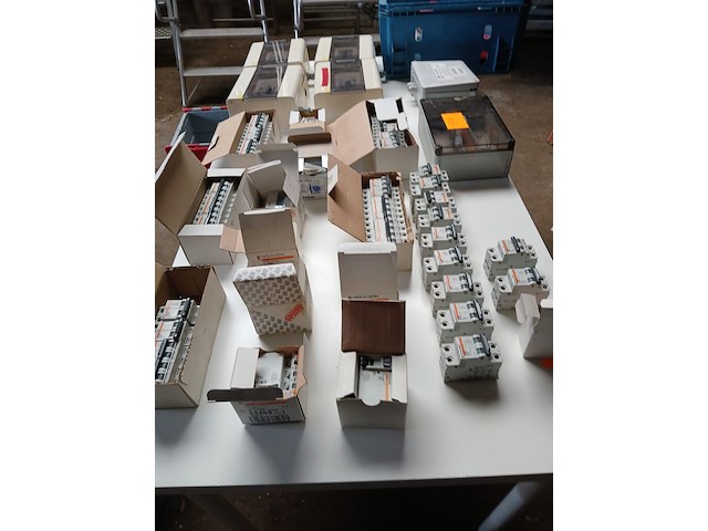 Allerhande elektriciteitsmateriaal - afbeelding 1 van  3