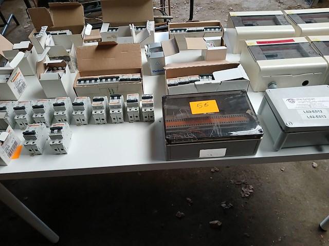 Allerhande elektriciteitsmateriaal - afbeelding 2 van  3