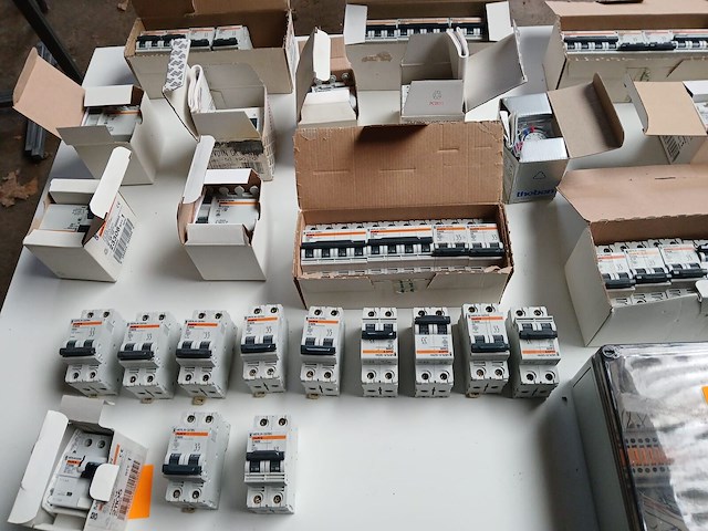 Allerhande elektriciteitsmateriaal - afbeelding 3 van  3