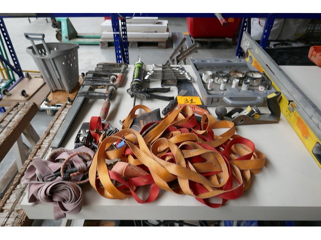 Allerhande werkgereedschap - afbeelding 1 van  6