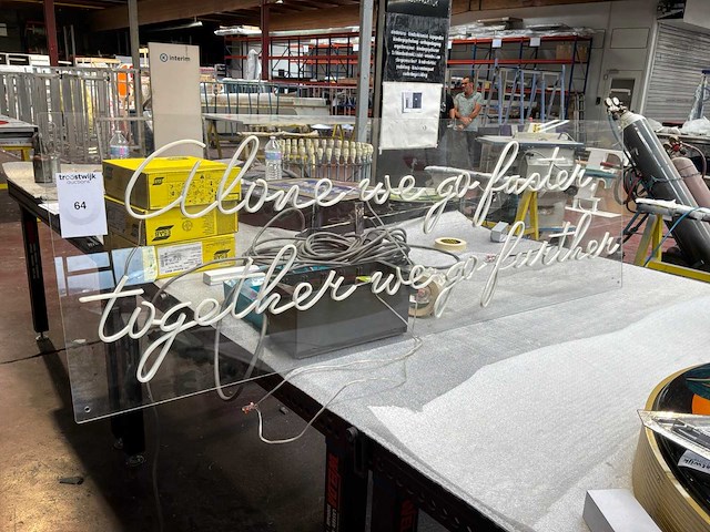 Alone we go faster, together we go further decoratie led tekst bord - afbeelding 1 van  2