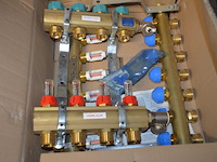 Alpec rood ca. 2,5m, 2x koppeling rucklauf (1 met 4 aansluitingen, 1 met 7 aansluitingen), 4x ventilatie afvoer ventiel, 2 aangebruikte rollen stroomkabel, emmer met koppelstukken - afbeelding 3 van  15