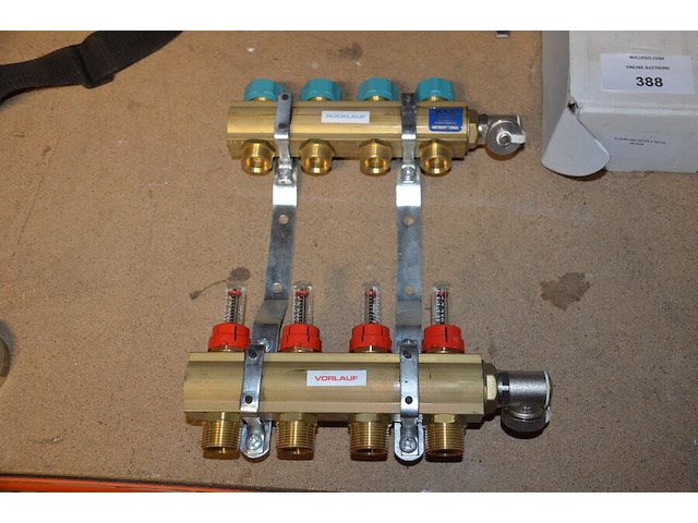 Alpec rood ca. 2,5m, 2x koppeling rucklauf (1 met 4 aansluitingen, 1 met 7 aansluitingen), 4x ventilatie afvoer ventiel, 2 aangebruikte rollen stroomkabel, emmer met koppelstukken - afbeelding 4 van  15