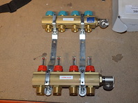 Alpec rood ca. 2,5m, 2x koppeling rucklauf (1 met 4 aansluitingen, 1 met 7 aansluitingen), 4x ventilatie afvoer ventiel, 2 aangebruikte rollen stroomkabel, emmer met koppelstukken - afbeelding 4 van  15