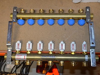 Alpec rood ca. 2,5m, 2x koppeling rucklauf (1 met 4 aansluitingen, 1 met 7 aansluitingen), 4x ventilatie afvoer ventiel, 2 aangebruikte rollen stroomkabel, emmer met koppelstukken - afbeelding 5 van  15