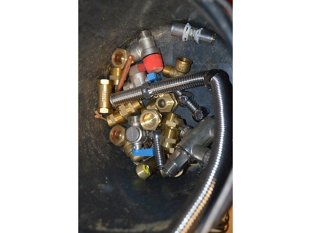 Alpec rood ca. 2,5m, 2x koppeling rucklauf (1 met 4 aansluitingen, 1 met 7 aansluitingen), 4x ventilatie afvoer ventiel, 2 aangebruikte rollen stroomkabel, emmer met koppelstukken - afbeelding 6 van  15