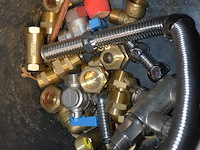 Alpec rood ca. 2,5m, 2x koppeling rucklauf (1 met 4 aansluitingen, 1 met 7 aansluitingen), 4x ventilatie afvoer ventiel, 2 aangebruikte rollen stroomkabel, emmer met koppelstukken - afbeelding 6 van  15